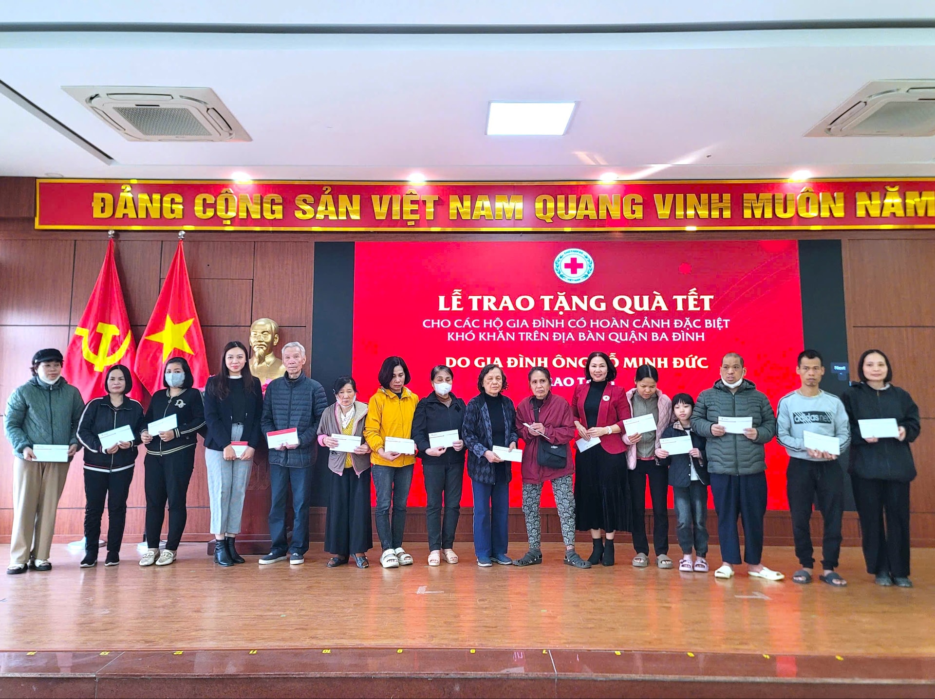 Xuân yêu thương lan tỏa từ những món quà nghĩa tình tại quận Ba Đình