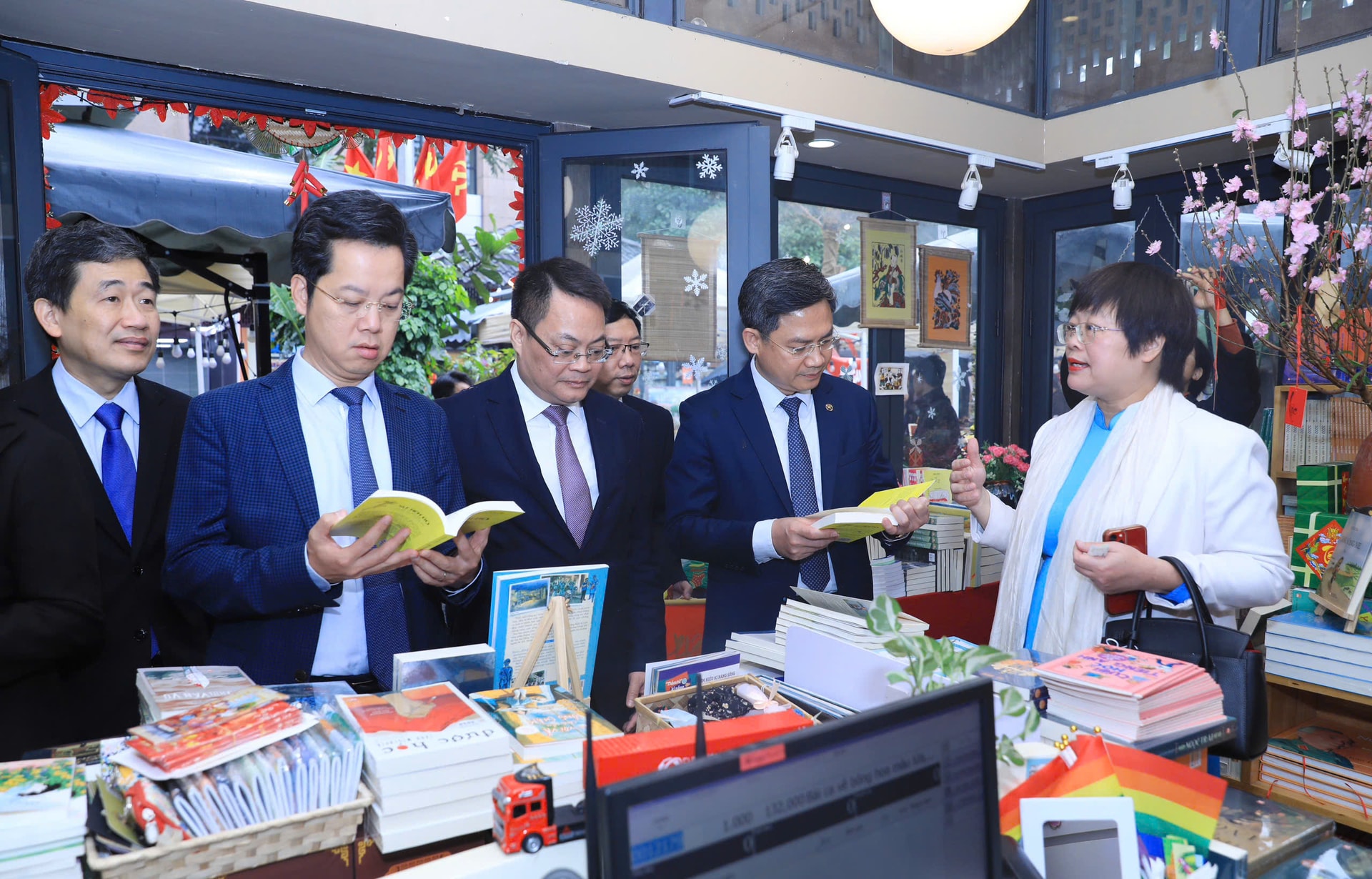 Phố sách Xuân Ất Tỵ 2025: Khi công nghệ song hành cùng tri thức giữa lòng Hà Nội
