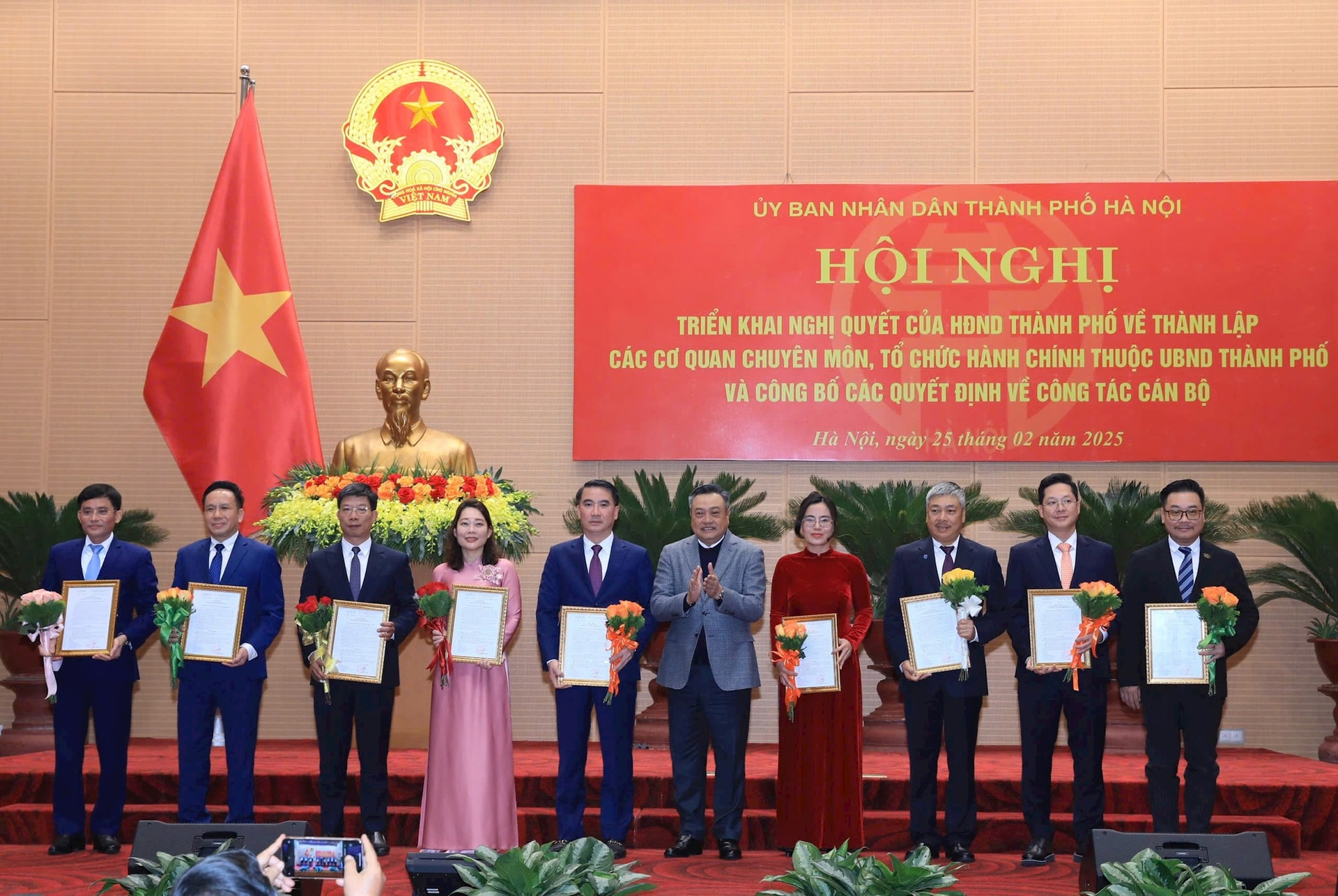 UBND thành phố Hà Nội kiện toàn lãnh đạo các sở, ban, ngành sau hợp nhất, sáp nhập