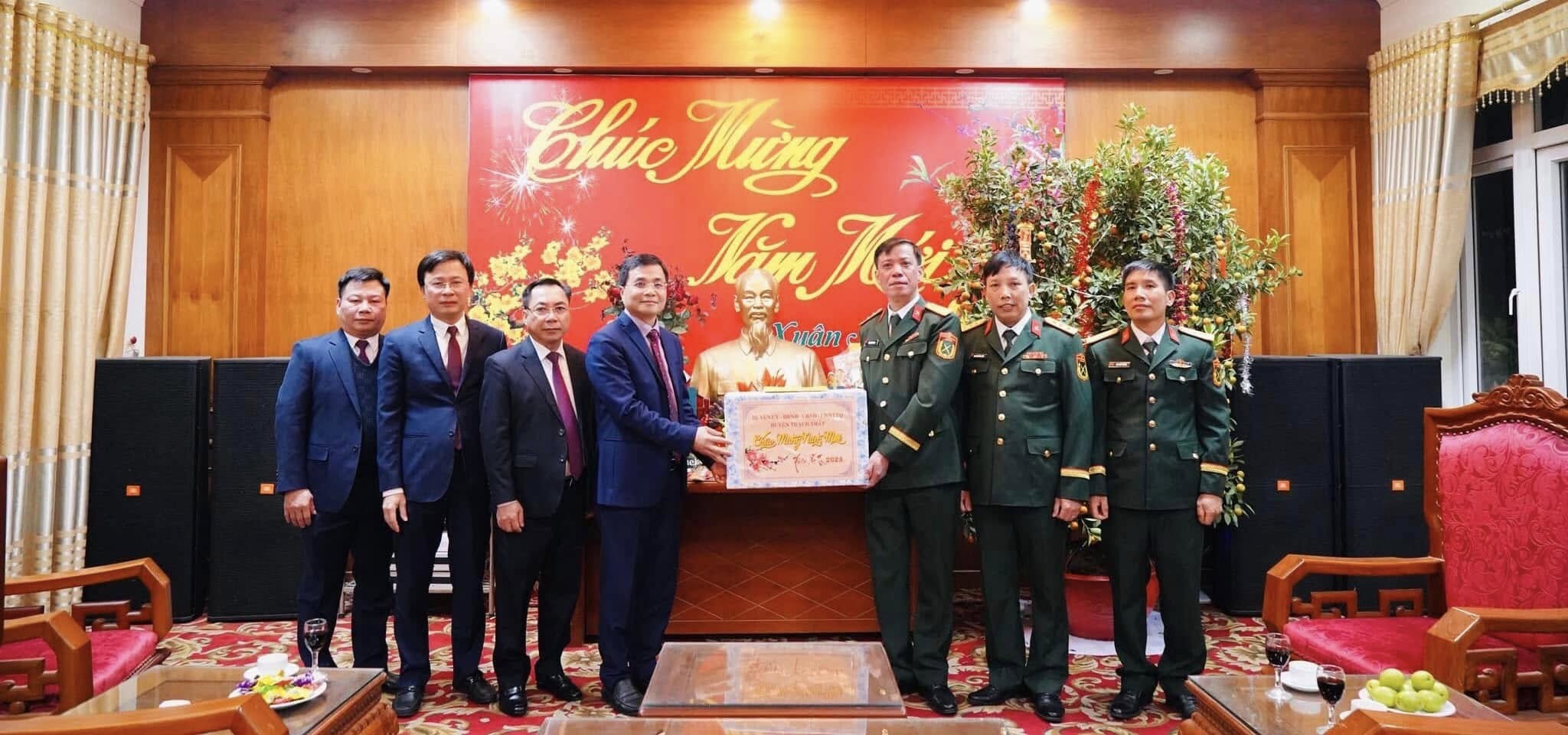 Lãnh đạo huyện Thạch Thất thăm, động viên và chúc mừng năm mới một số đơn vị làm nhiệm vụ đêm giao thừa Ất Tỵ năm 2025