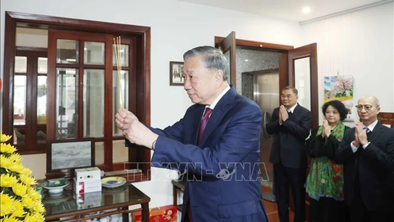 Tổng Bí thư Tô Lâm thắp hương tưởng niệm cố Thủ tướng Chính phủ Phạm Văn Đồng