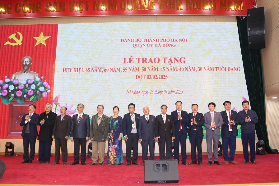 Quận Hà Đông: Trao Huy hiệu Đảng, tôn vinh những cống hiến vì sự nghiệp cách mạng