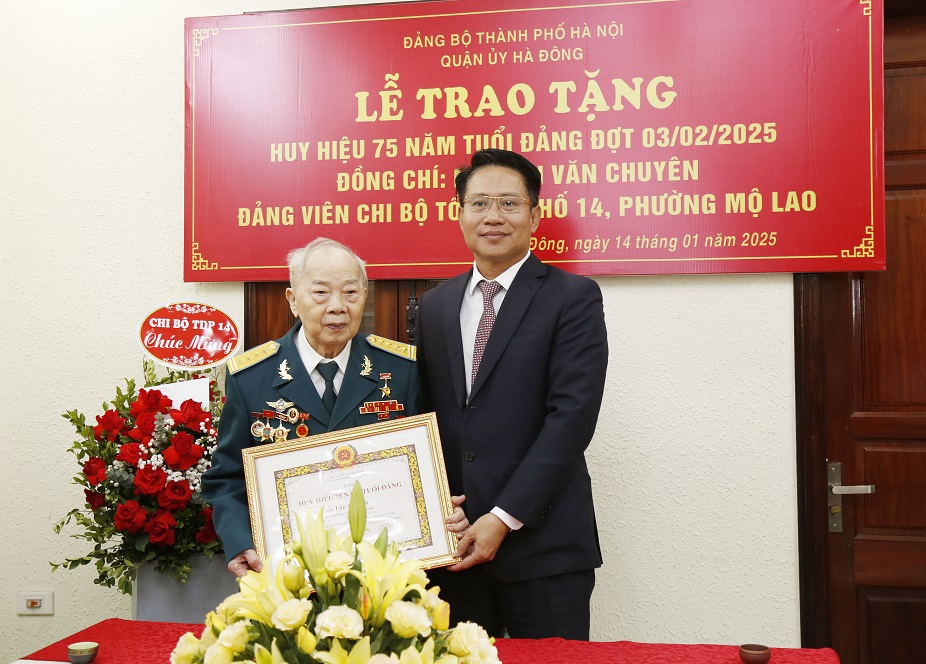 Bí thư Quận uỷ Hà Đông trao tặng Huy hiệu 70, 75 năm tuổi Đảng tặng các đảng viên lão thành: Tri ân những cống hiến, lan toả tinh thần cách mạng