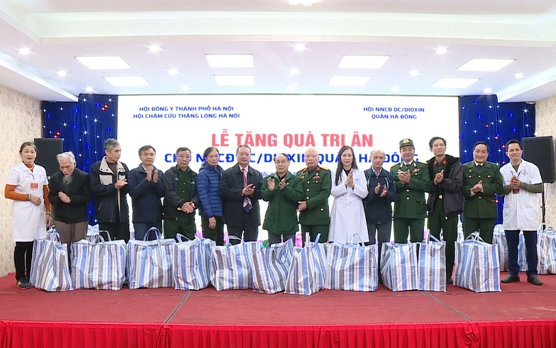 Xuân nghĩa tình: Hội Nạn nhân da cam quận tặng quà, mang Tết ấm áp đến với hội viên