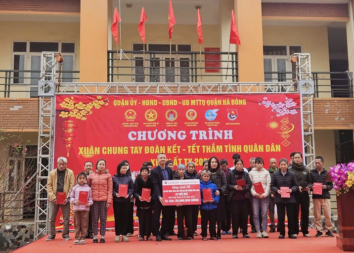 Ấm áp chương trình “Xuân chung tay đoàn kết - Tết thắm tình quân dân”