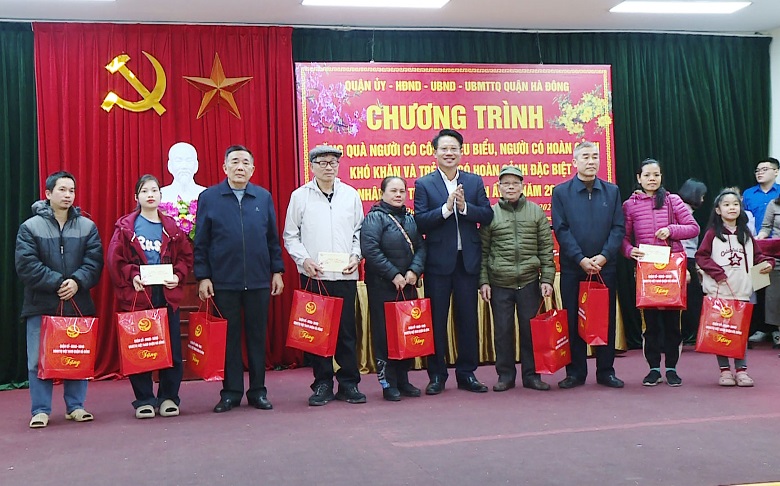 Quận Hà Đông trao quà Tết, lan tỏa yêu thương đến các gia đình chính sách và hộ khó khăn