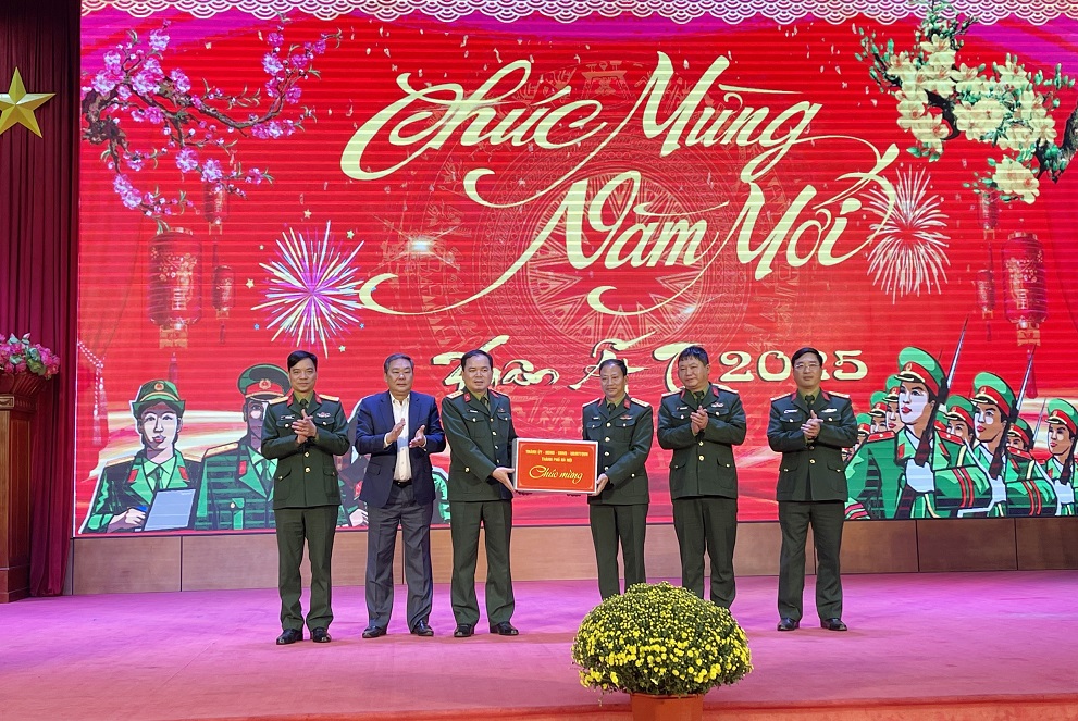 Lãnh đạo thành phố thăm, chúc Tết gia đình chính sách và Sư đoàn 301 Bộ Tư lệnh Thủ đô