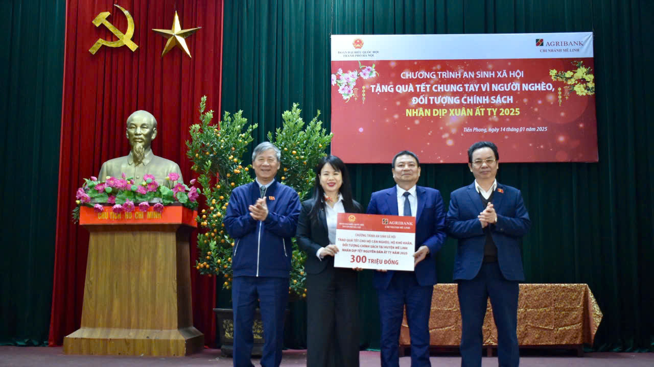Ấm áp Tết sẻ chia: Trao quà động viên các gia đình khó khăn trên địa bàn huyện Mê Linh