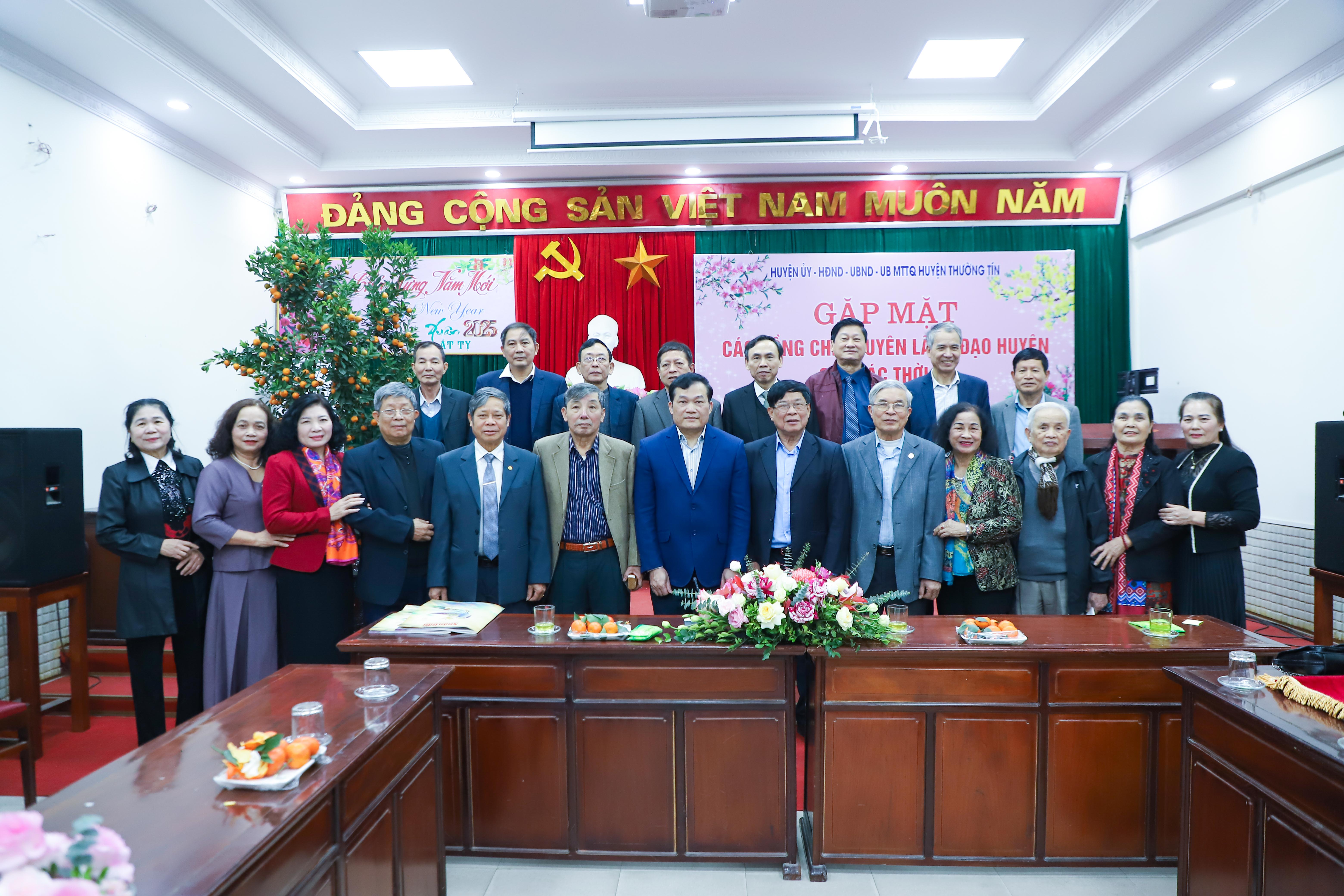 Huyện Thường Tín gặp mặt nguyên lãnh đạo qua các thời kỳ: Phát huy truyền thống, kế thừa kinh nghiệm để phát triển bền vững