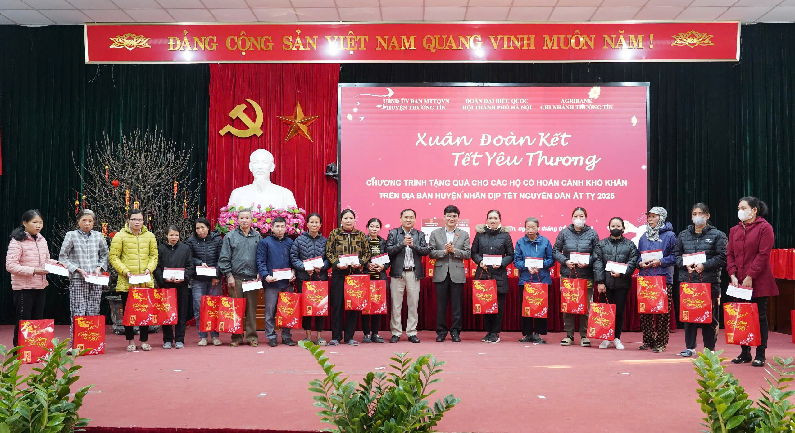 Ấm áp chương trình "Xuân đoàn kết - Tết yêu thương"
