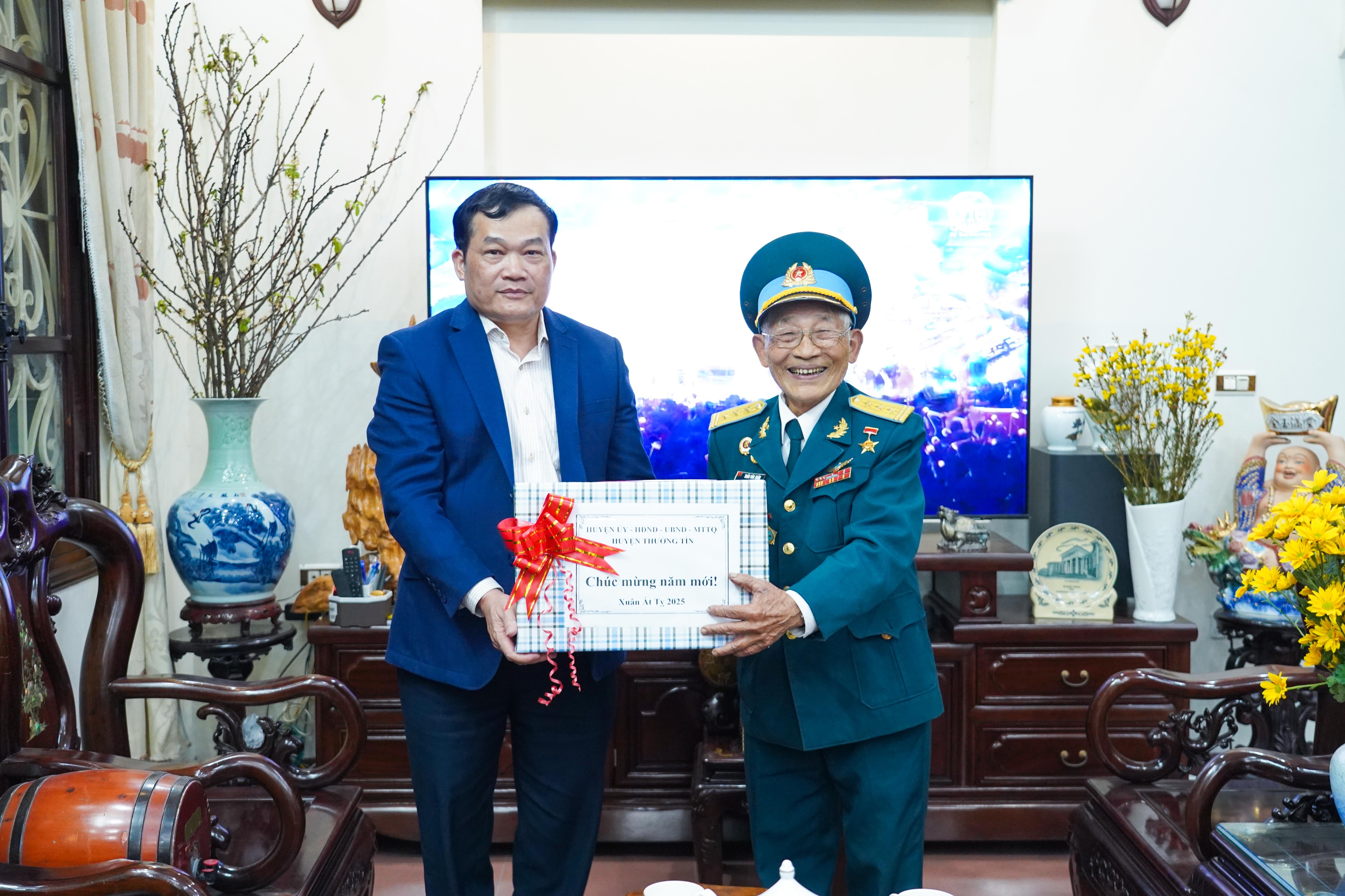 Huyện Thường Tín thăm hỏi, tặng quà Tết các gia đình chính sách và người cao tuổi