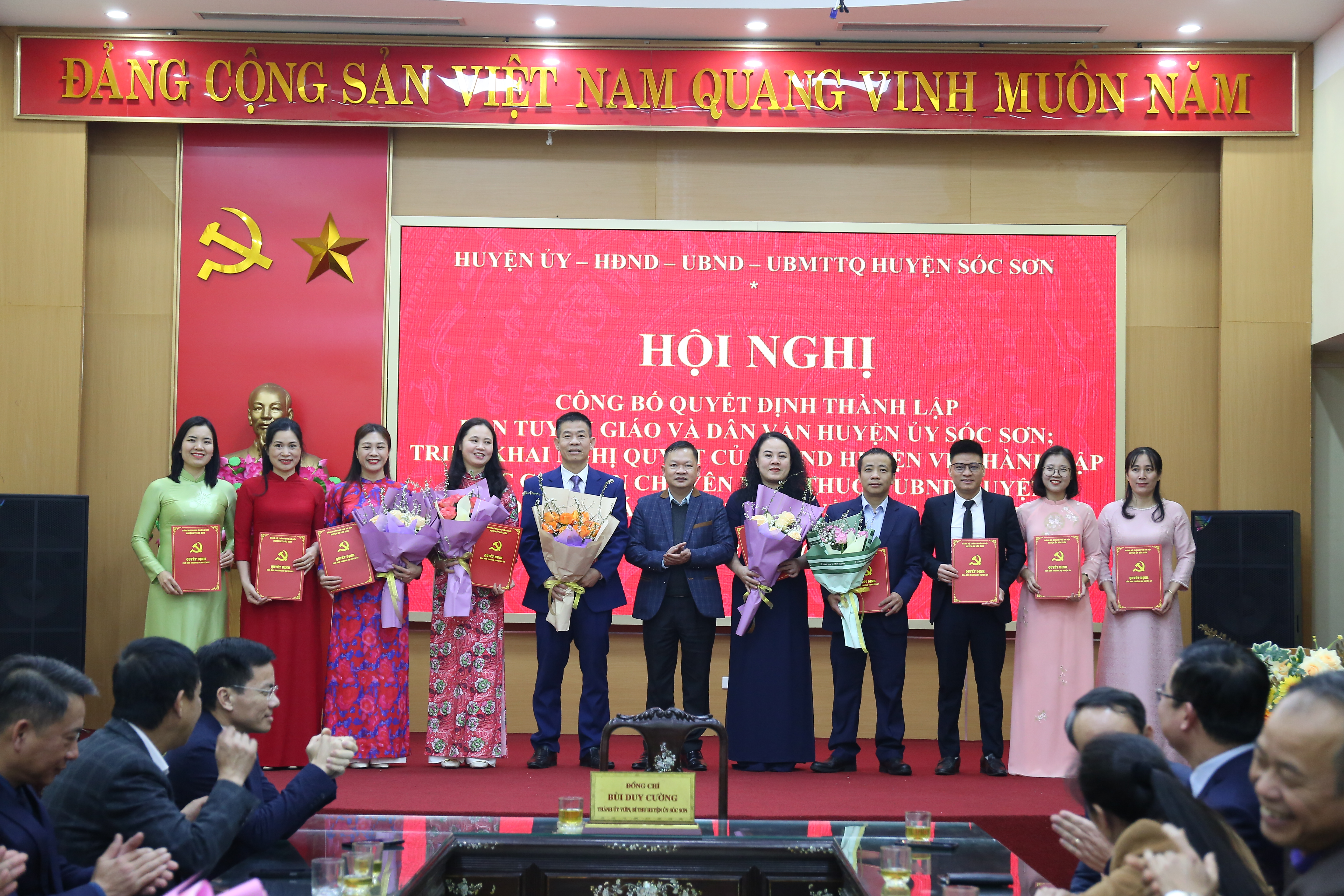 Huyện Sóc Sơn công bố quyết định thành lập Ban Tuyên giáo và Dân vận Huyện ủy, thành lập mới, hợp nhất các phòng trực thuộc UBND huyện