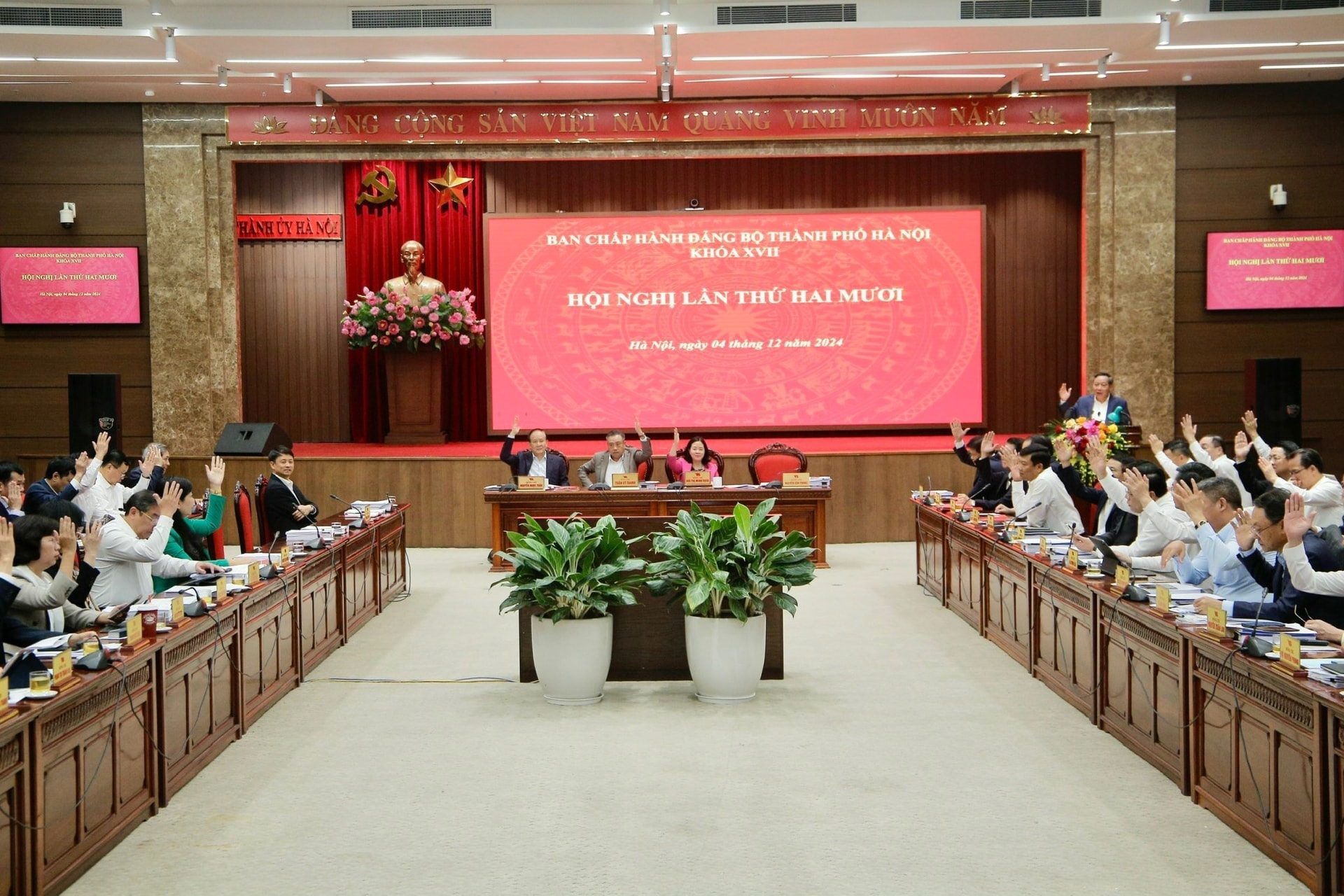 Hà Nội quyết liệt triển khai nhiệm vụ trọng tâm, giữ vững đà phục hồi và phát triển
