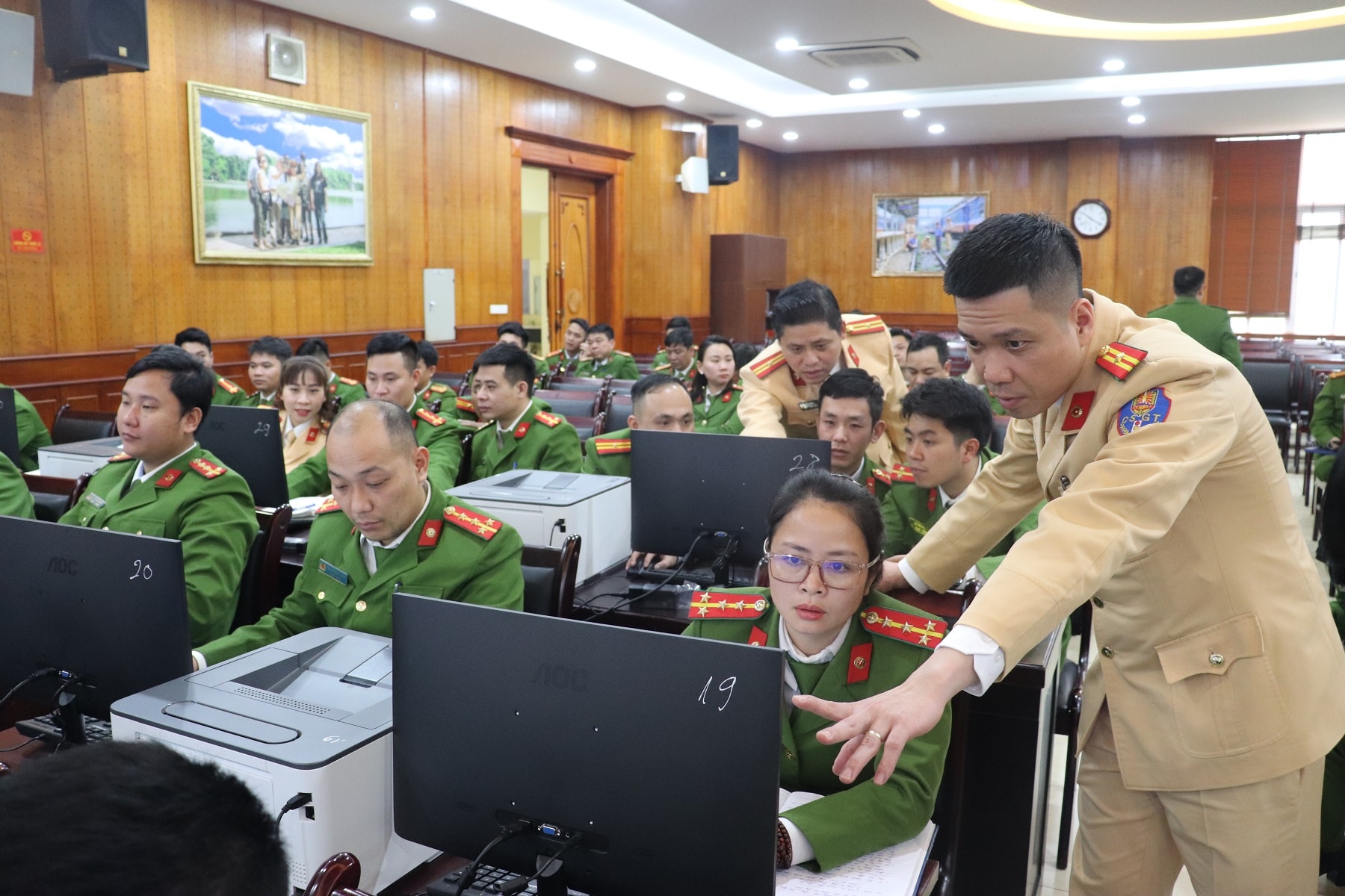 Tăng cường tập huấn công tác cấp đổi giấy phép lái xe cho công an cơ sở: Hướng tới phục vụ người dân hiệu quả, chuyên nghiệp