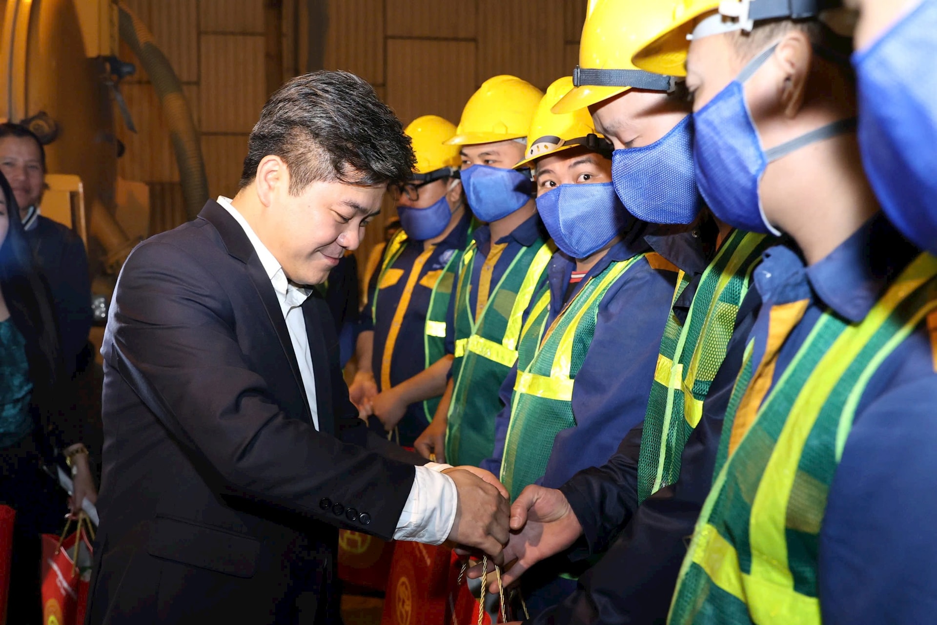 Chủ tịch Liên đoàn Lao động thành phố thăm, động viên công nhân nạo vét sông Tô Lịch: Nỗ lực âm thầm vì một Thủ đô xanh, sạch, đẹp