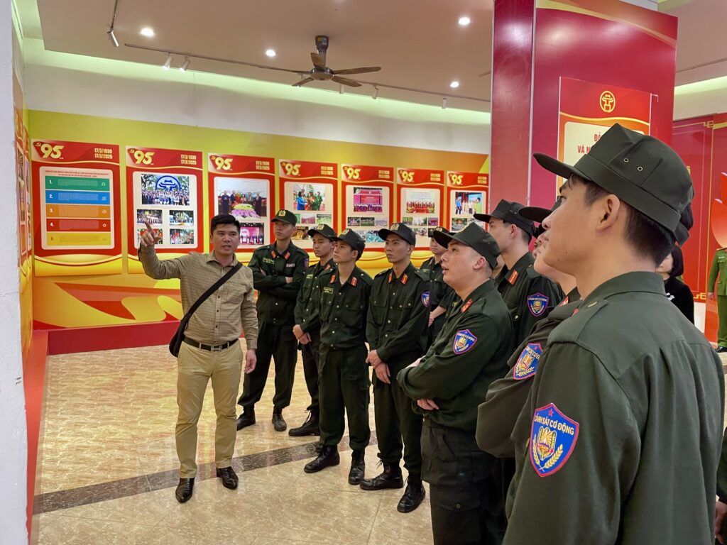 Triển lãm “95 năm ánh sáng soi đường” - Tôn vinh hành trình vẻ vang của Đảng bộ thành phố Hà Nội