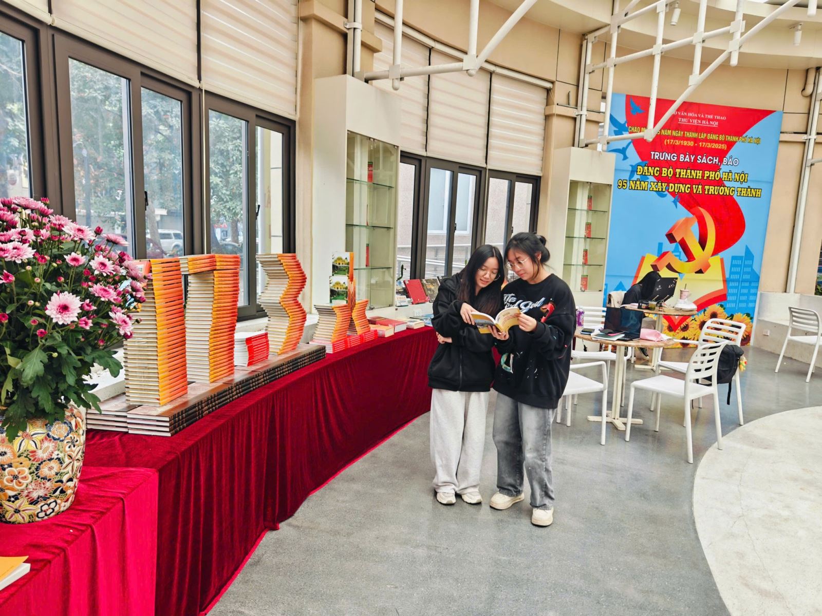 Ánh sáng từ lịch sử: Trưng bày tư liệu đặc biệt kỷ niệm 95 năm thành lập Đảng bộ thành phố Hà Nội