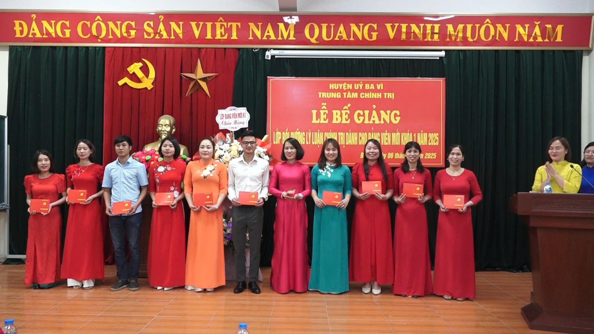 Huyện Ba Vì: Hoàn thành lớp bồi dưỡng đảng viên mới khóa I năm 2025 với chất lượng cao