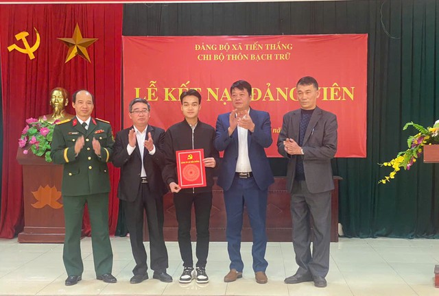Huyện Mê Linh: Nhiều tân binh vinh dự đứng vào hàng ngũ Đảng trước ngày nhập ngũ