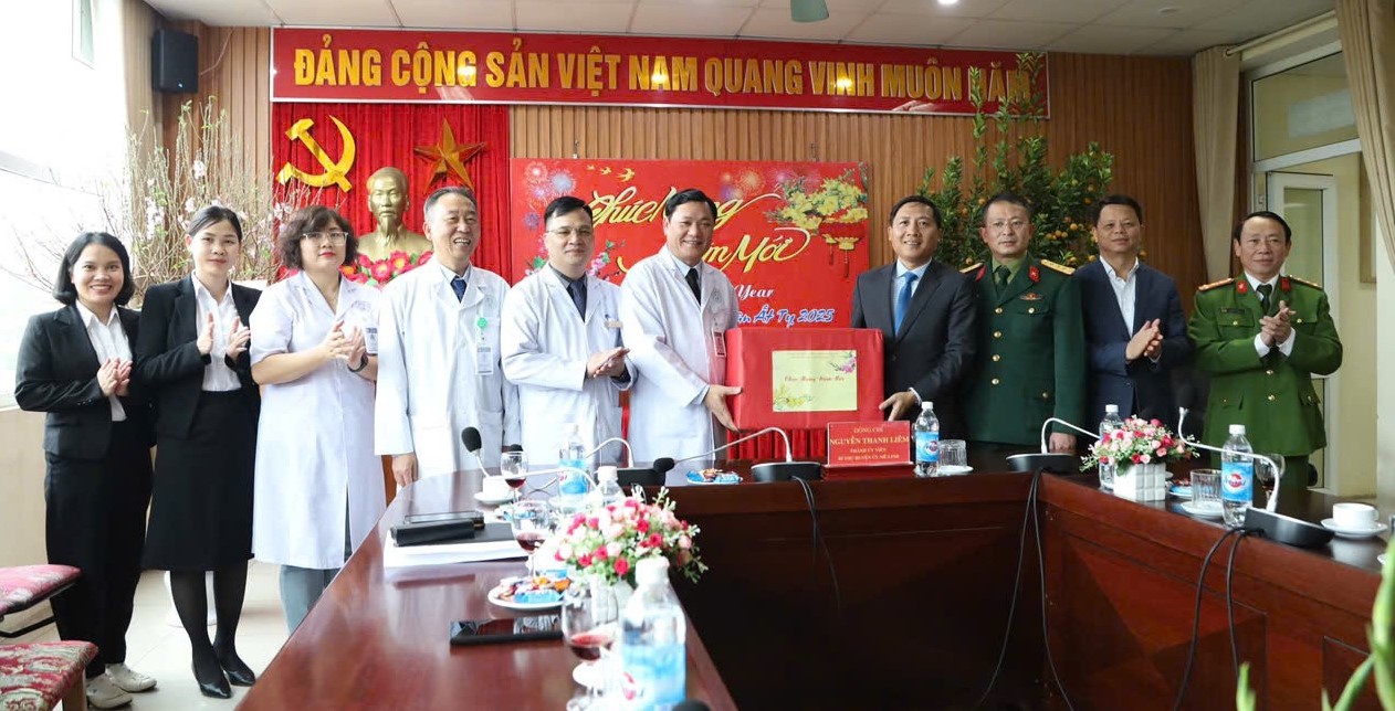Lãnh đạo huyện Mê Linh thăm, chúc Tết các đơn vị trực Tết Nguyên đán Ất Tỵ 2025