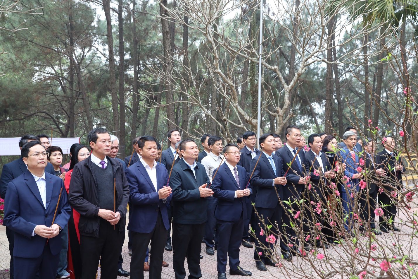 Lãnh đạo huyện Mê Linh dâng hương tưởng niệm Bác Hồ và Hai Bà Trưng, khẳng định quyết tâm bước vào kỷ nguyên phát triển mới