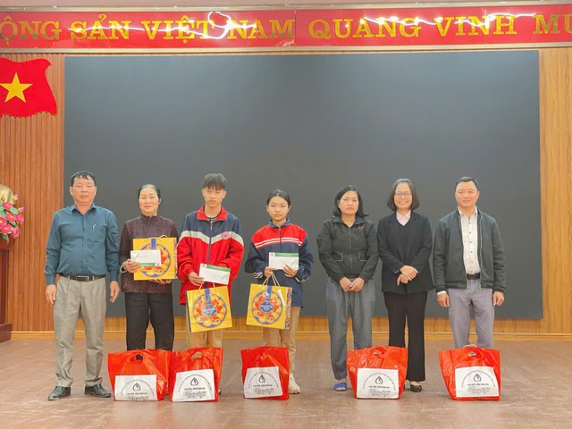 Ngân hàng Chính sách xã hội huyện Mê Linh lan tỏa yêu thương, mang Tết đến với học sinh khó khăn