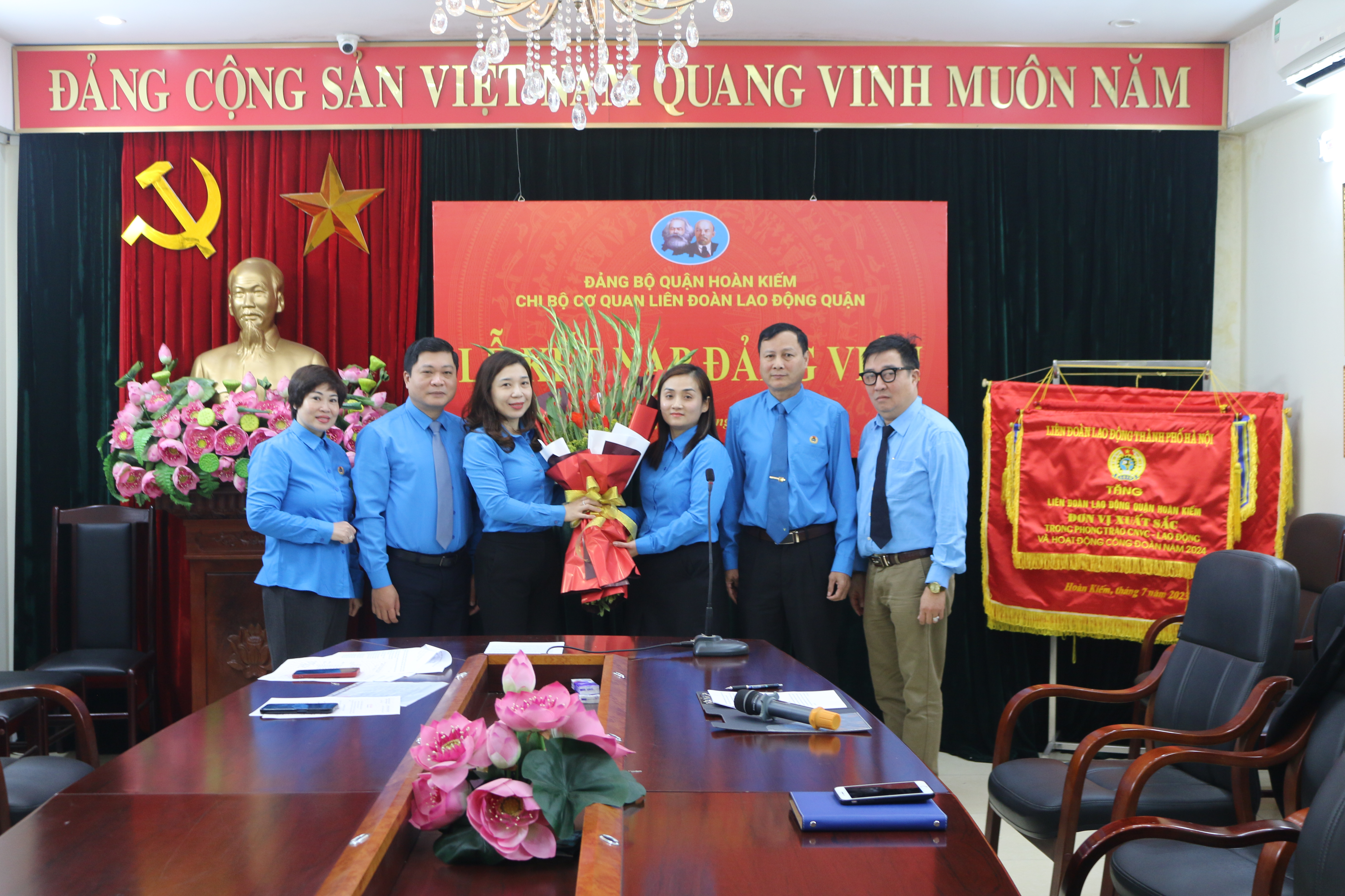 Liên đoàn Lao động quận Hoàn Kiếm tổ chức kết nạp đảng viên mới: Gắn xây dựng Đảng với phát triển tổ chức Công đoàn vững mạnh
