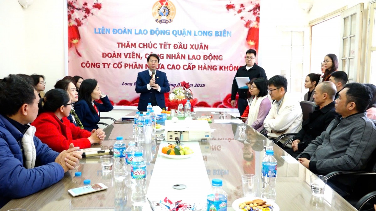 Công đoàn quận Long Biên thăm, chúc Tết người lao động: Đồng hành để sẻ chia, tiếp sức từ những ngày đầu năm