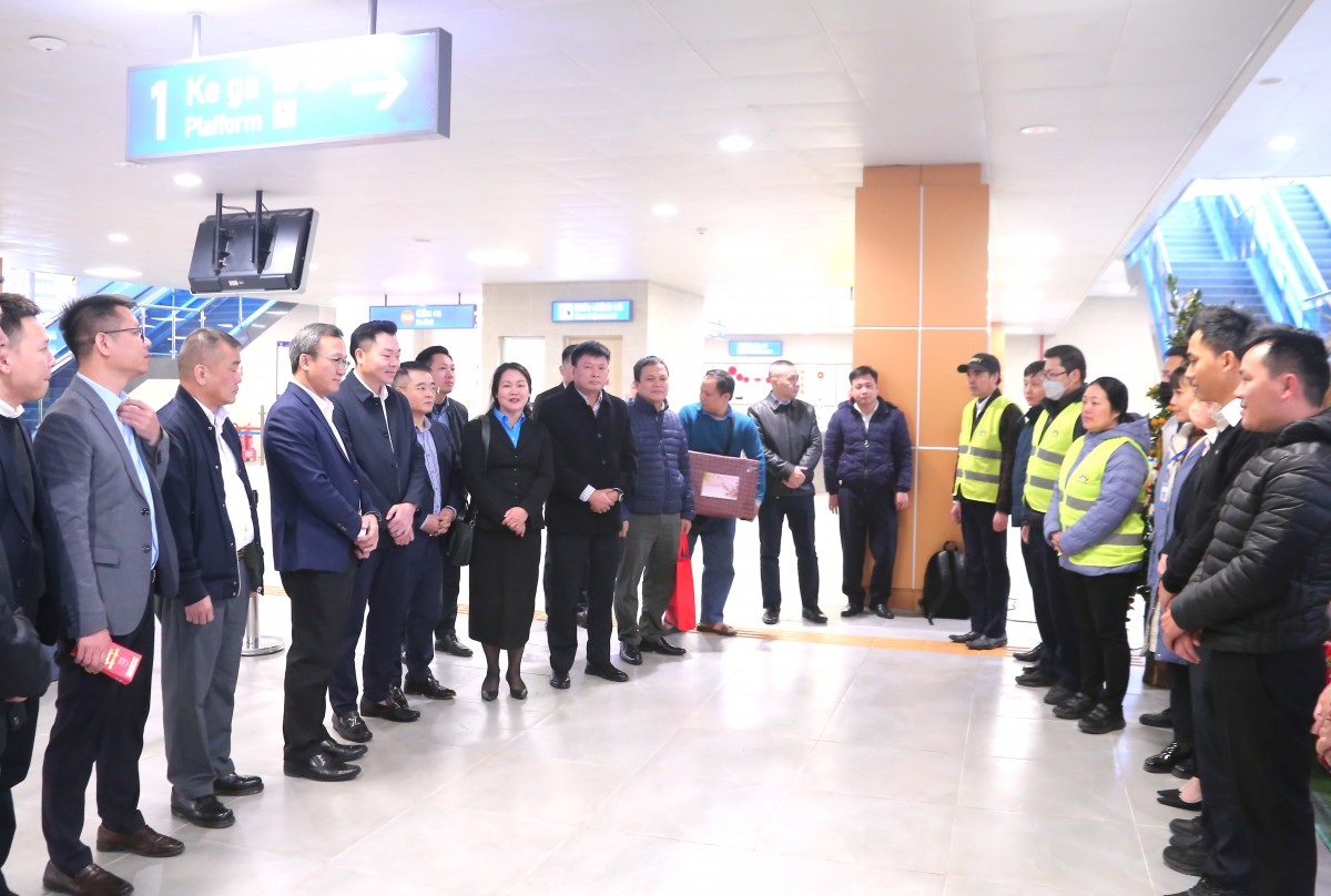 Hanoi Metro duy trì vận hành xuyên Tết: Gắn kết niềm vui xuân với hành trình đô thị hiện đại