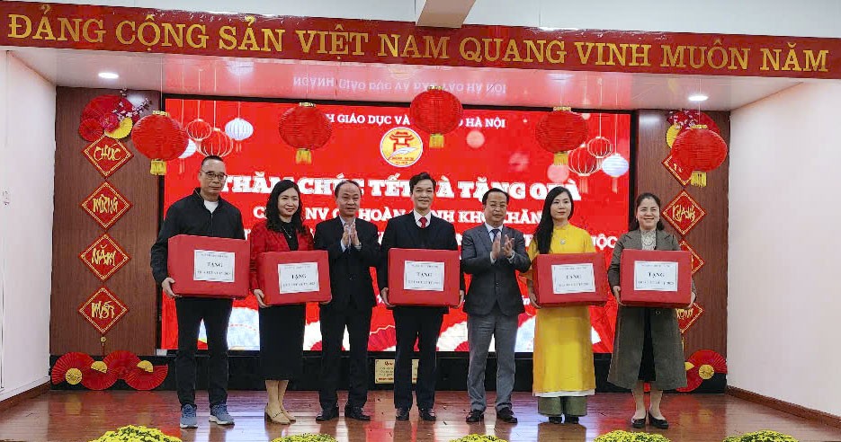 Hà Nội: Gần 1,3 tỷ đồng chăm lo Tết cho cán bộ, giáo viên, học sinh ngành Giáo dục