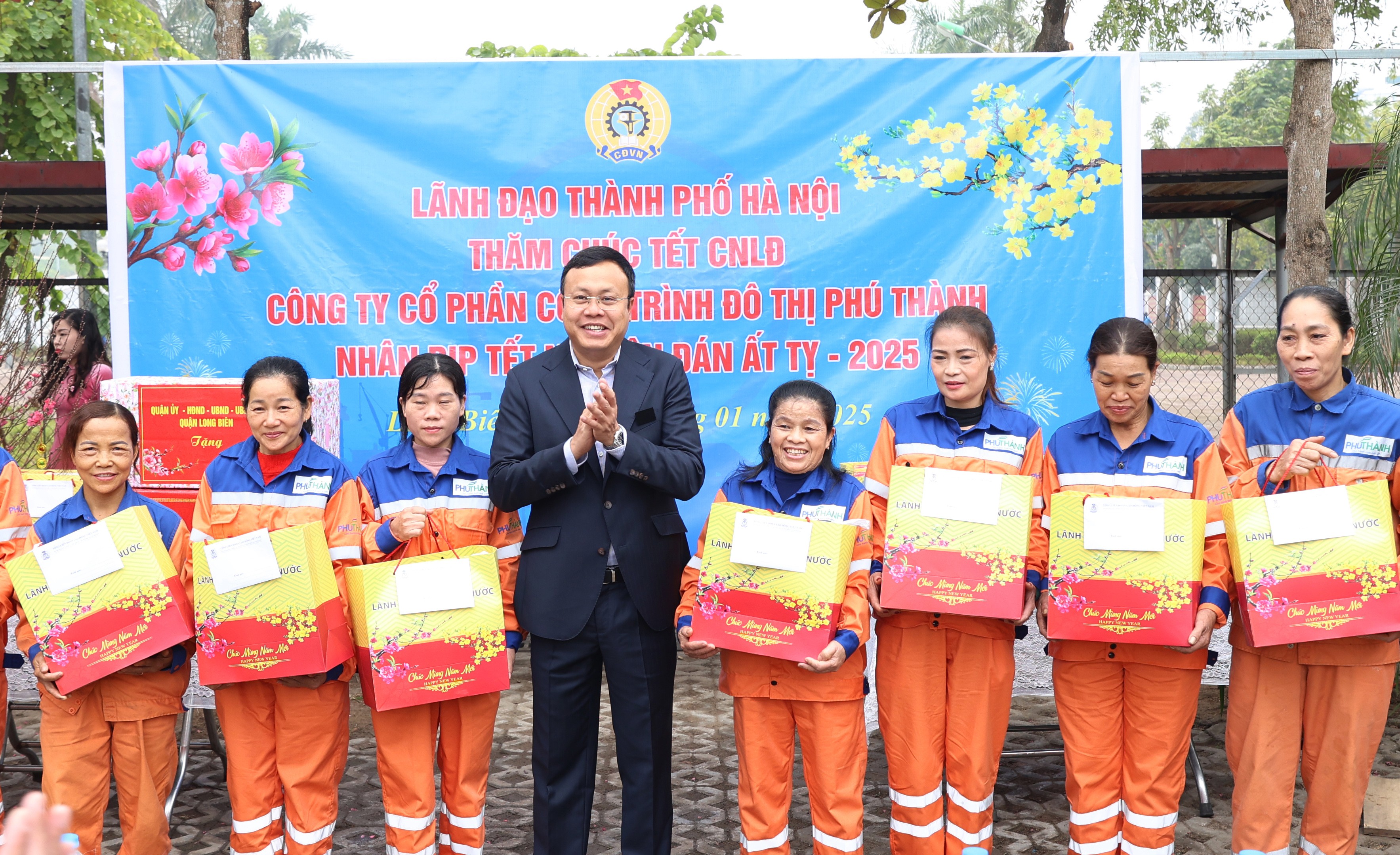 Ấm lòng công nhân môi trường đô thị Phú Thành trước thềm Xuân mới