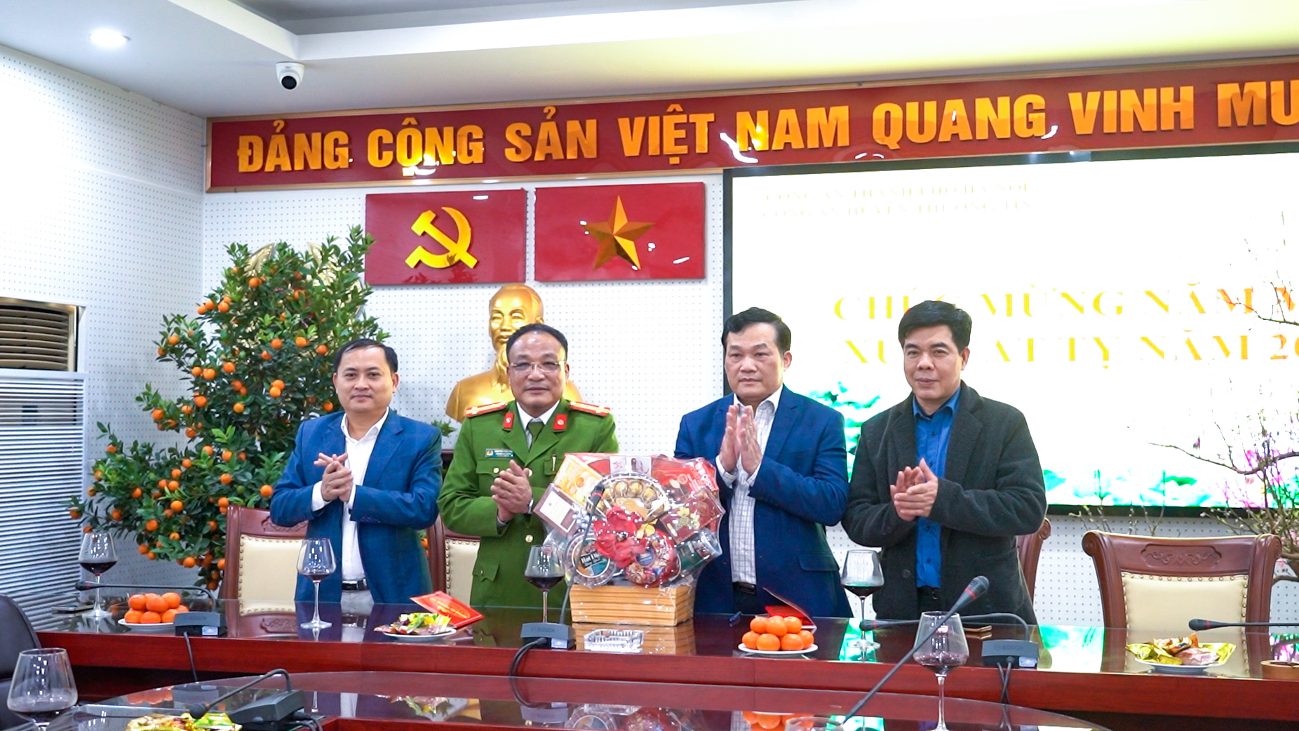 Lãnh đạo huyện Thường Tín thăm, chúc Tết các đơn vị làm nhiệm vụ trực Tết Ất Tỵ 2025