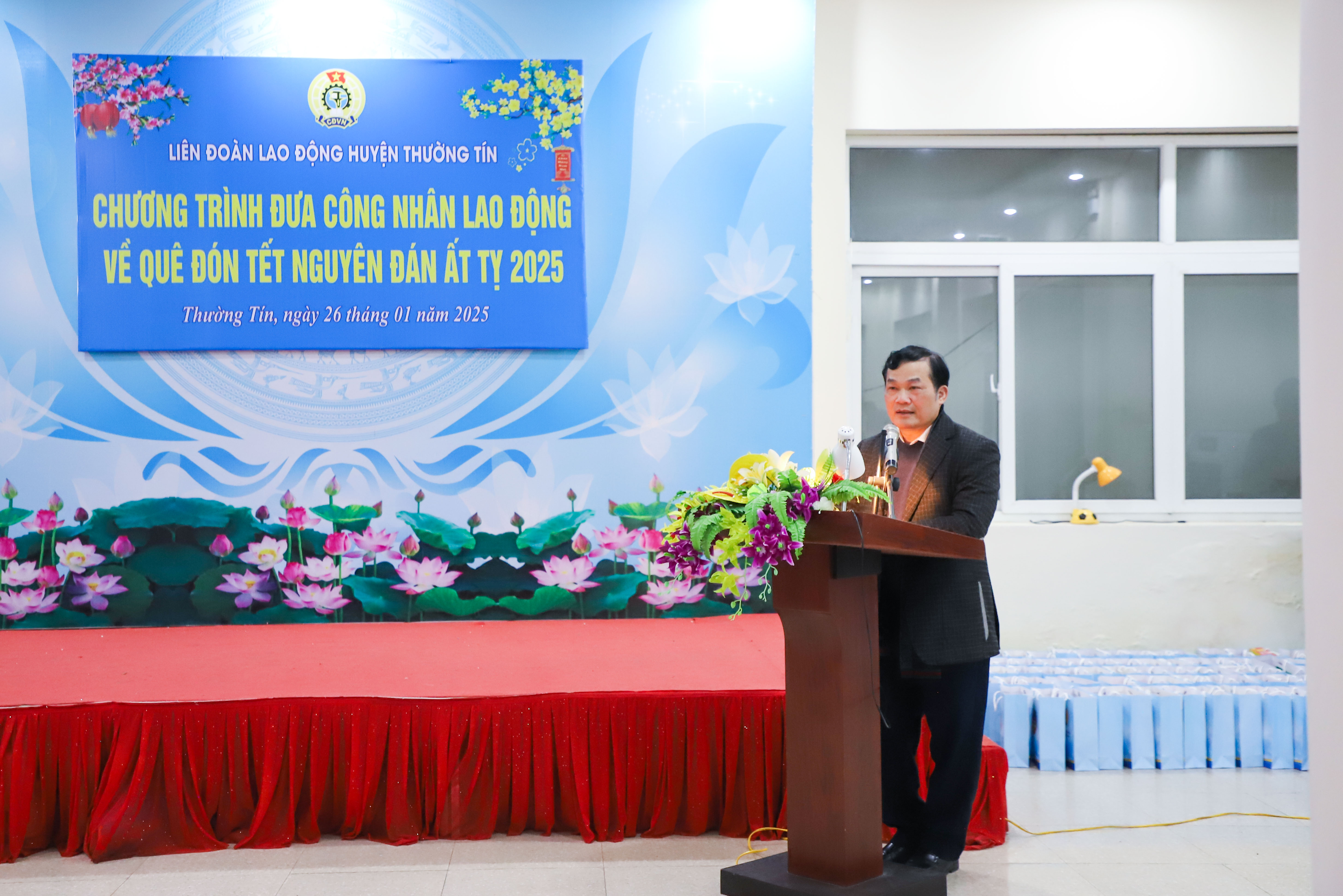 Huyện Thường Tín tiễn công nhân lao động về quê đón Tết: Nghĩa tình Công đoàn lan tỏa trên mỗi hành trình