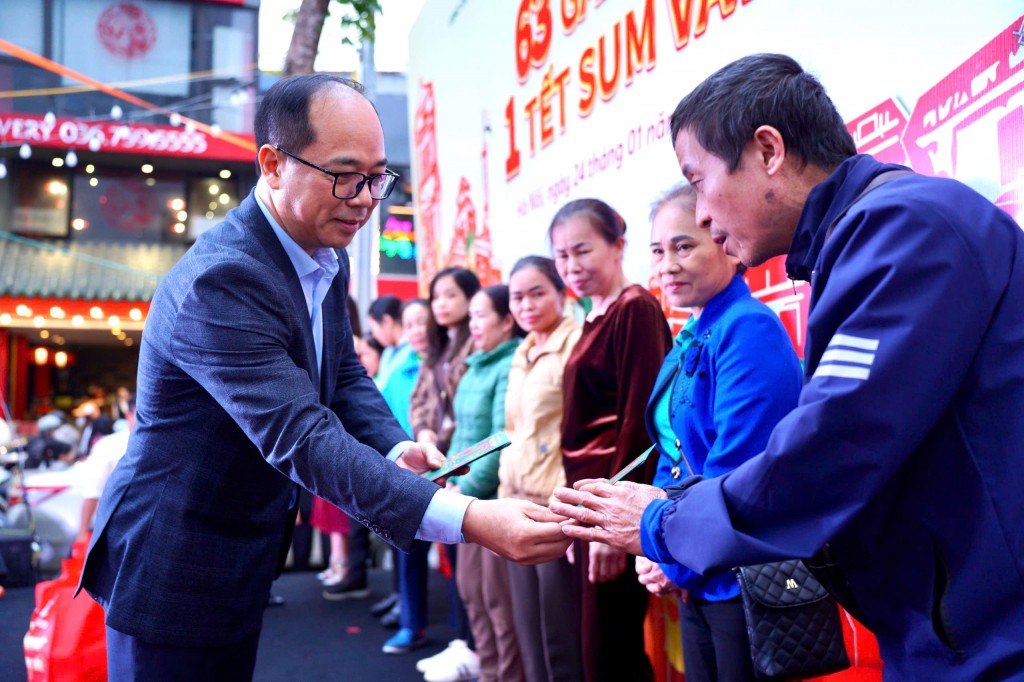 Tết ấm áp từ trái tim cộng đồng: 400 công nhân Thủ đô đón nhận quà Tết trong chương trình “63 Gắn kết - 1 Tết sum vầy”