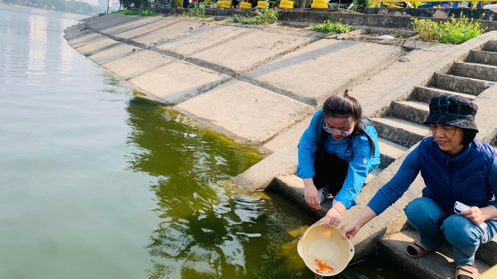 Lan tỏa thông điệp “Thả cá không thả túi nilon” vì Thủ đô xanh, sạch, đẹp