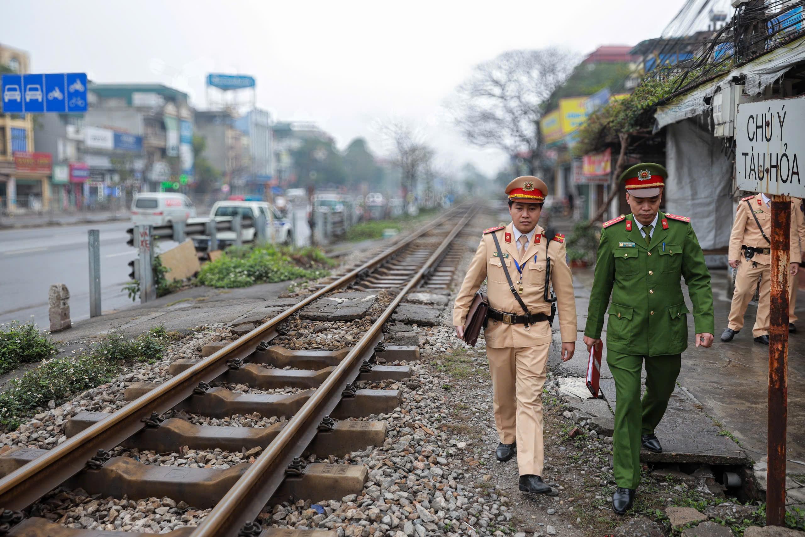 Hà Nội ra quân xử lý vi phạm hành lang an toàn đường sắt: Kiên quyết lập lại trật tự, bảo vệ tính mạng người dân
