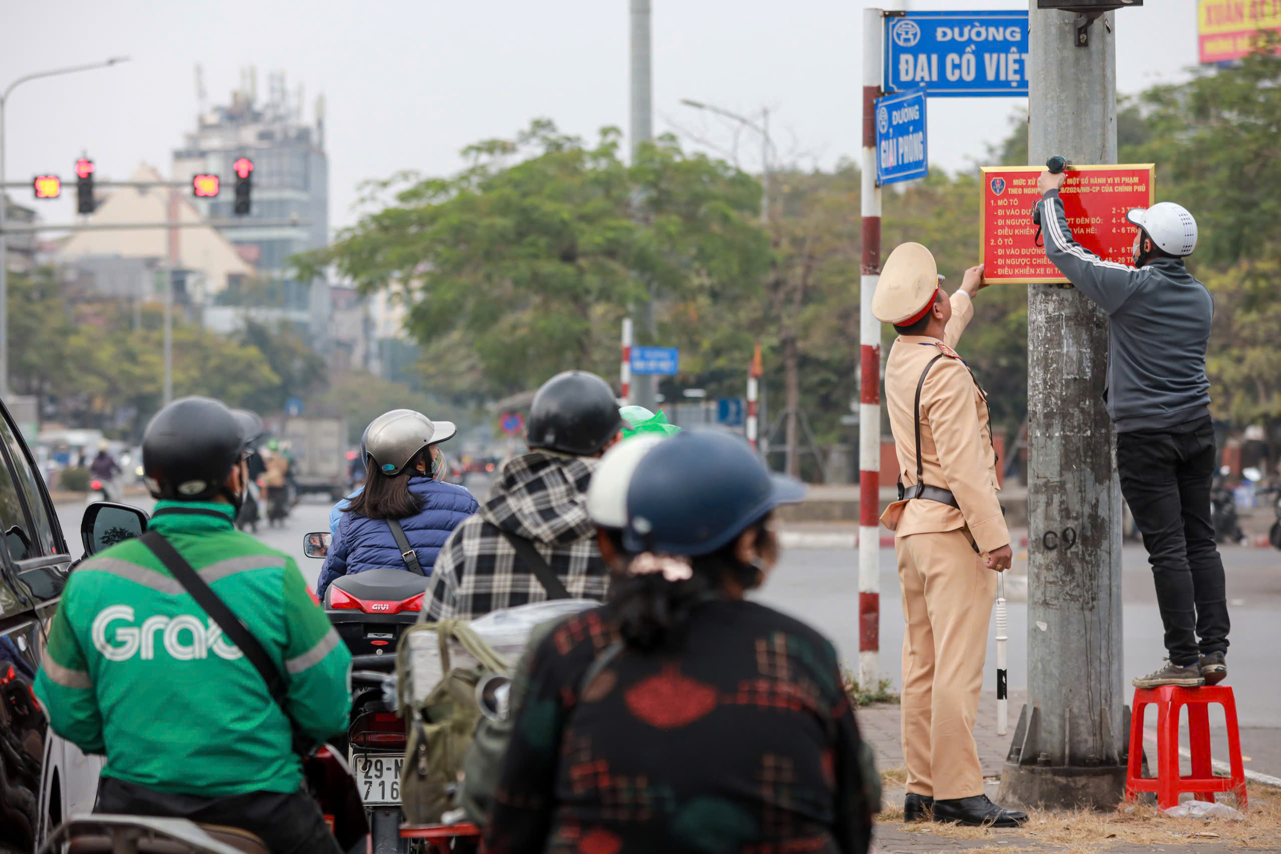 Hà Nội đặt biển tuyên truyền mức phạt giao thông mới: Nhấn mạnh hành vi vượt đèn đỏ, vi phạm nồng độ cồn