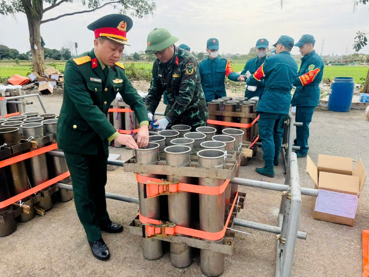 Huyện Thanh Trì sẵn sàng cho đêm Giao thừa rực rỡ: Trận địa pháo hoa số 8 hoàn tất lắp đặt, bảo đảm an toàn tuyệt đối