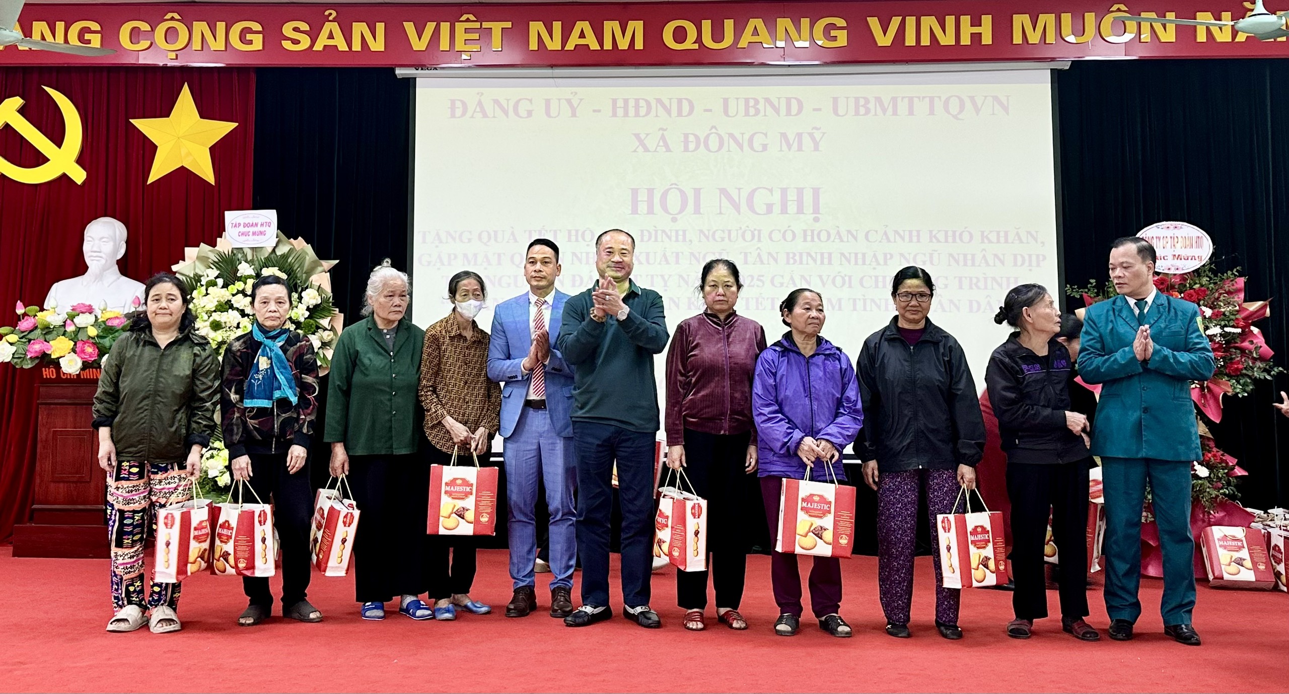 Xã Đông Mỹ (huyện Thanh Trì) trao quà Tết, sổ tiết kiệm và lệnh gọi nhập ngũ, lan tỏa nghĩa tình hậu phương