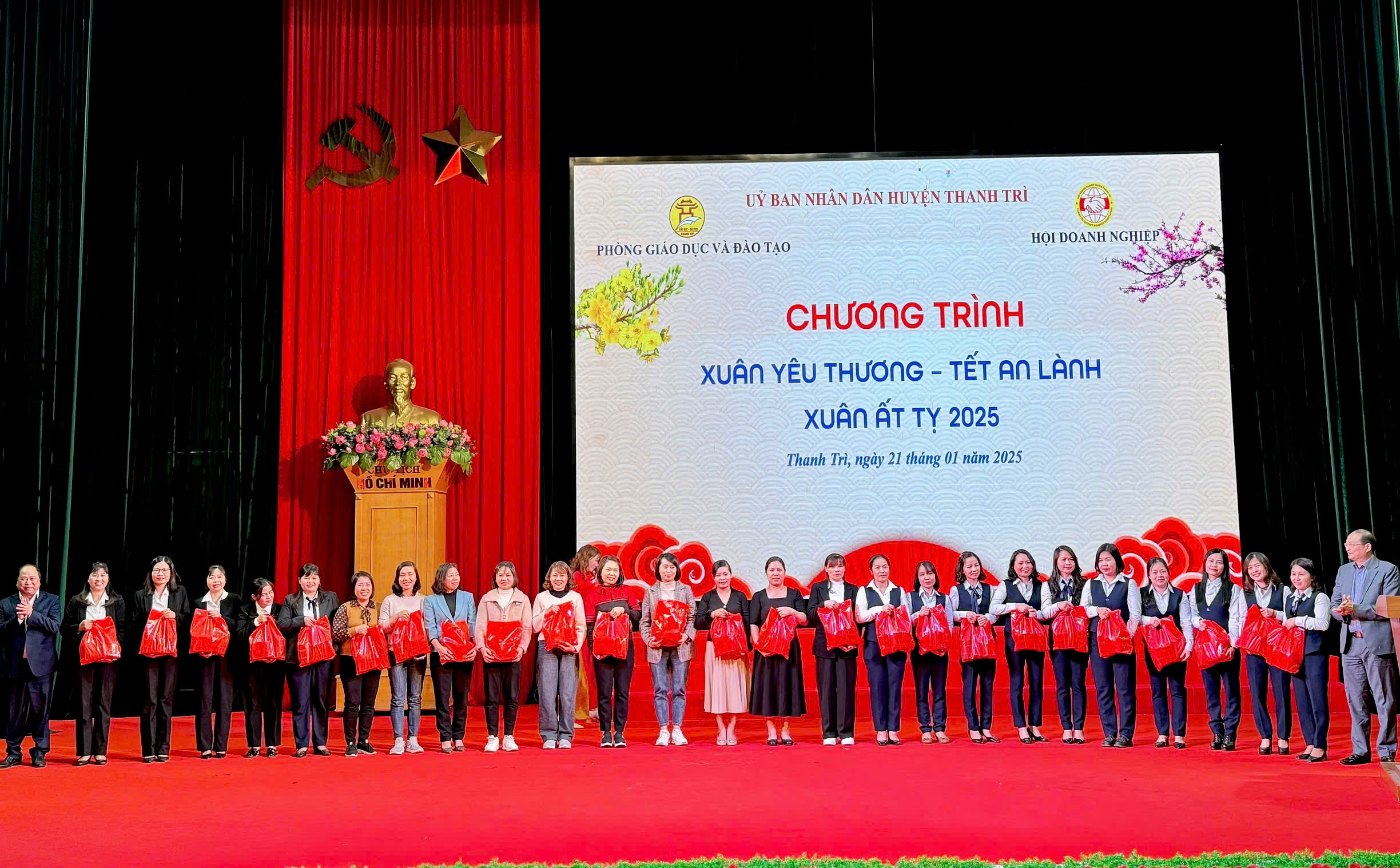 Tết sum vầy đến với thầy cô khó khăn: Lan tỏa yêu thương trong mái trường thân thiện