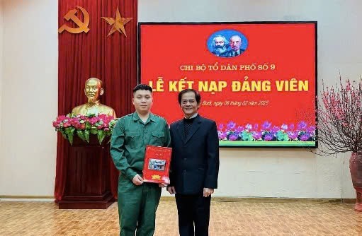 Quần chúng ưu tú Phạm Anh Đức vinh dự đứng vào hàng ngũ của Đảng, sẵn sàng phát huy vai trò đảng viên trong môi trường quân đội