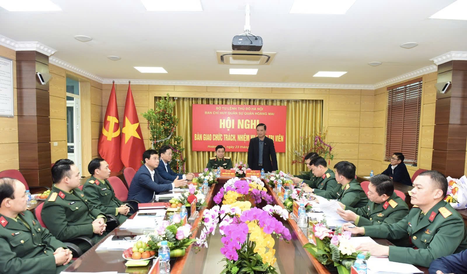Bàn giao chức danh Chính trị viên Ban CHQS quận Hoàng Mai: Tiếp nối truyền thống, nâng cao sức chiến đấu của lực lượng vũ trang địa phương