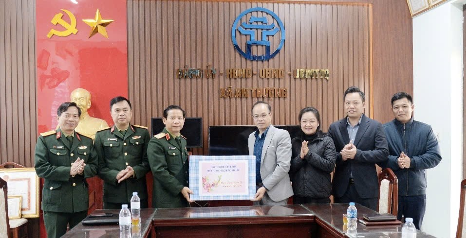 Thiếu tướng Nguyễn Đình Lưu thăm, chúc Tết và động viên xã An Thượng phát huy thế trận lòng dân, đẩy nhanh tiến độ xây dựng doanh trại Trung đoàn 692