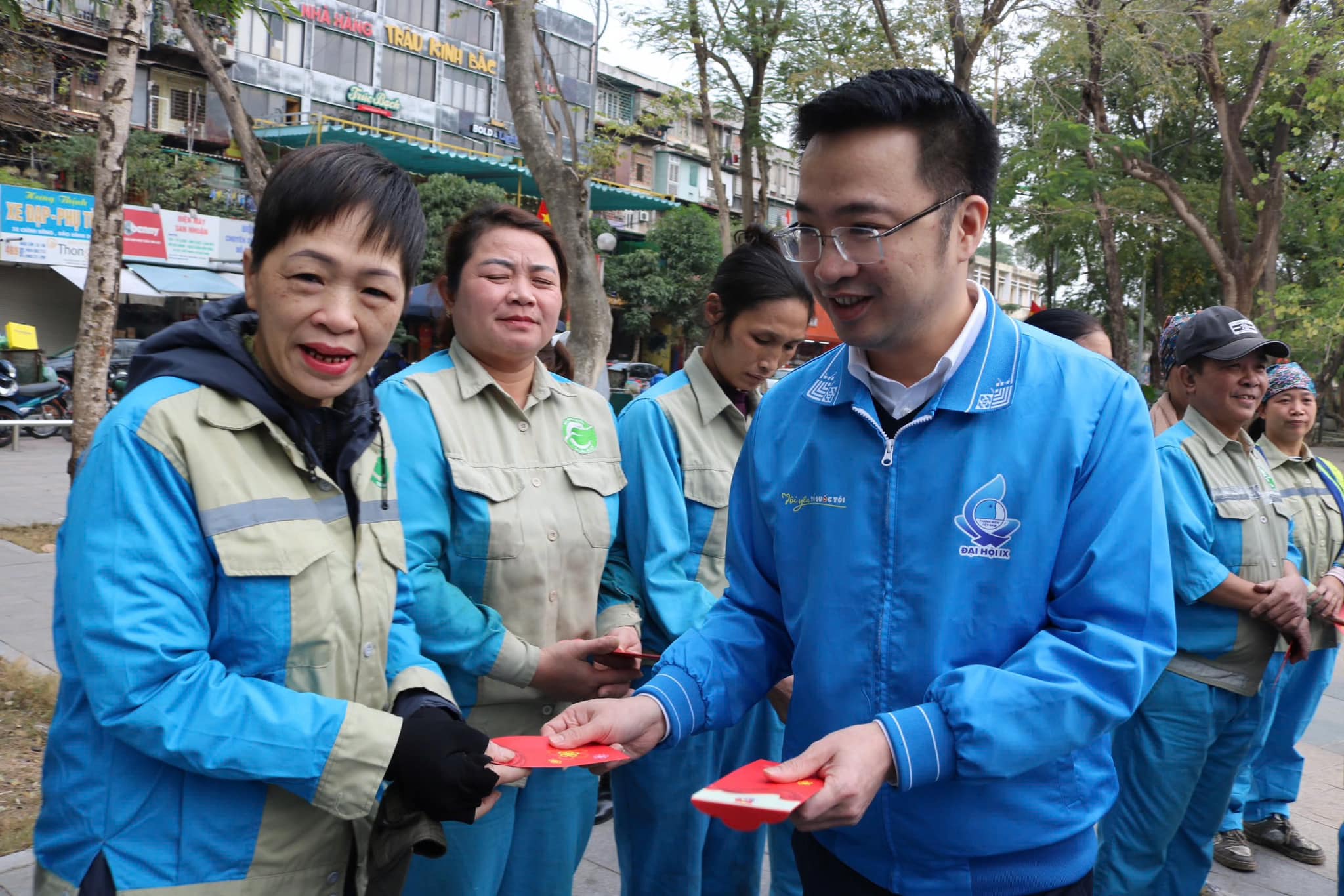 Lan tỏa thông điệp đẹp từ những “bông hoa của phố” trong ngày đầu xuân