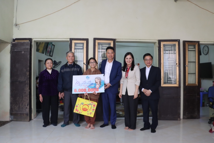 Lan tỏa yêu thương từ hành động đỡ đầu thiết thực của người đứng đầu cấp ủy