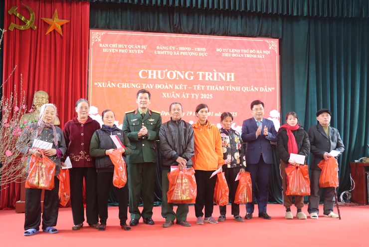 Thắm tình quân dân từ chương trình “Xuân chung tay đoàn kết - Tết ấm nghĩa tình” tại xã Phượng Dực (huyện Phú Xuyên)