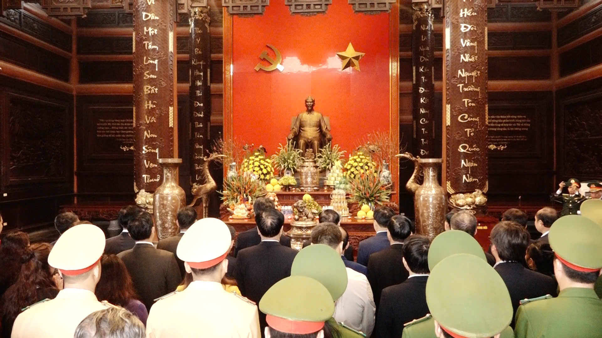 Lãnh đạo huyện Mỹ Đức dâng hương tưởng niệm các Anh hùng liệt sĩ và Chủ tịch Hồ Chí Minh