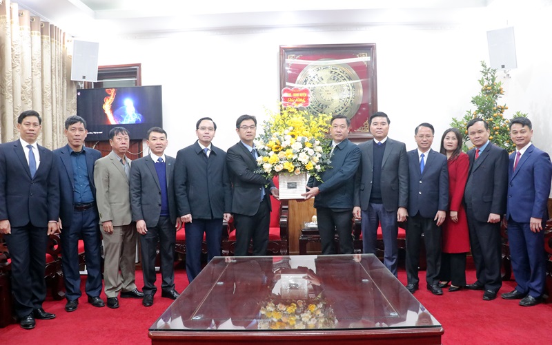 Lãnh đạo huyện Chương Mỹ chúc mừng Thường trực Huyện ủy và các Ban xây dựng Đảng nhân dịp đầu Xuân mới