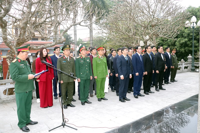 Huyện Chương Mỹ tổ chức dâng hương tưởng niệm các anh hùng liệt sĩ nhân dịp Xuân Ất Tỵ 2025
