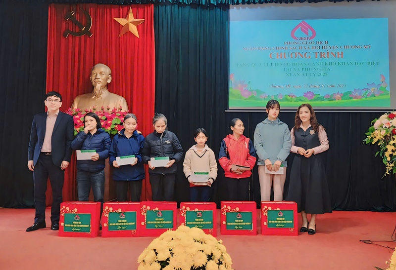 Ngân hàng Chính sách Xã hội huyện Chương Mỹ trao quà Tết Ất Tỵ tới các hộ nghèo: Lan tỏa yêu thương, tiếp sức vượt khó